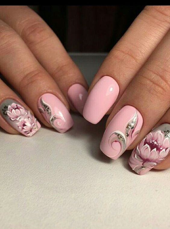 Urocze manicure z wzorkami kwiatów 
