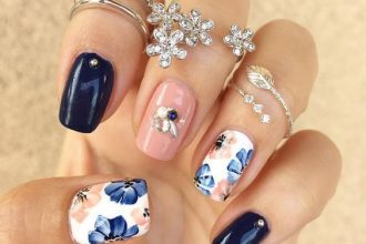 Urocze manicure z wzorkami kwiatów
