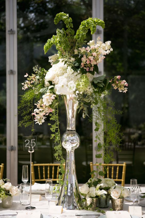 Dekoracja stołu za pomocą kwiatowych kompozycji