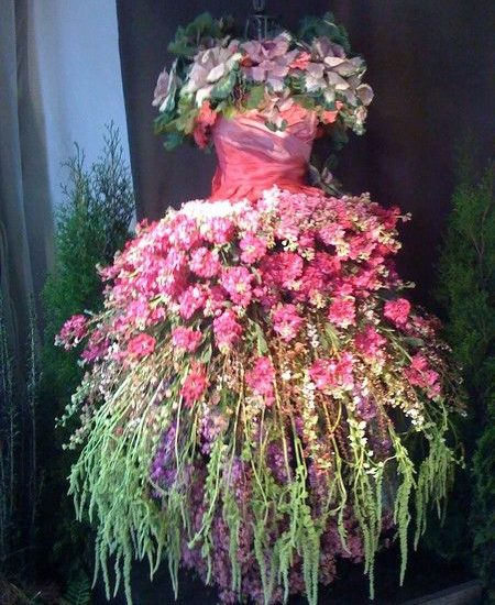 suknie wykonane z żywych kwiatów
