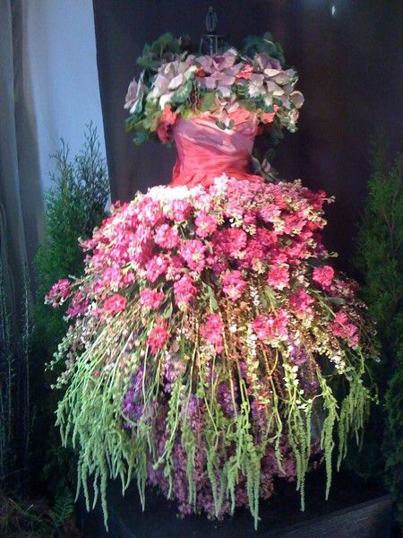 suknie wykonane z żywych kwiatów