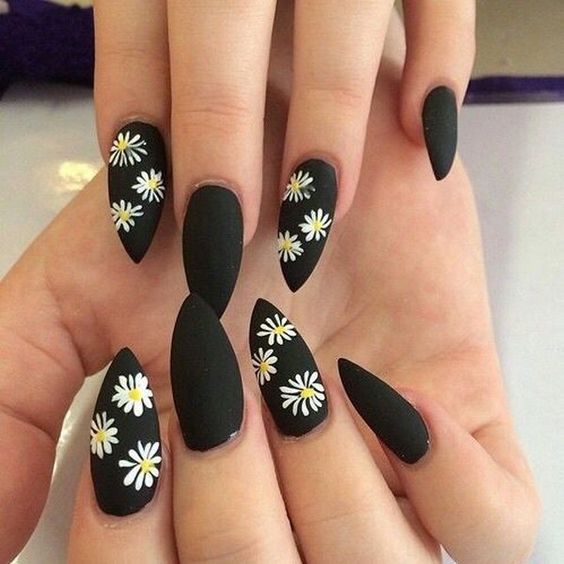 Urocze manicure z wzorkami kwiatów