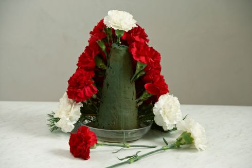 Czapka Świętego Mikołaja z truskawek i kwiatów