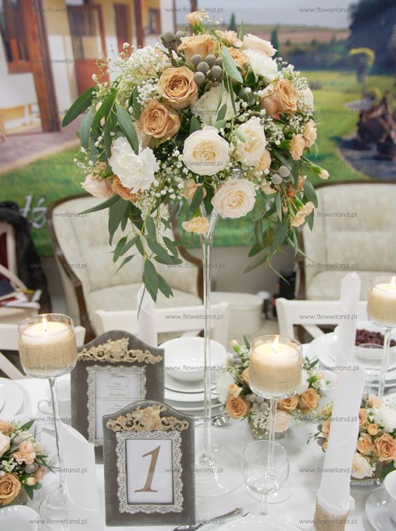 Dekoracja stołu za pomocą kwiatowych kompozycji